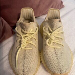 ADIDAS YEZZY BOOST 350 V2
BUTTER